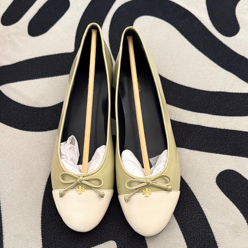 Tory Burch cap toe cream and green ballet Flats with Bow 9.5